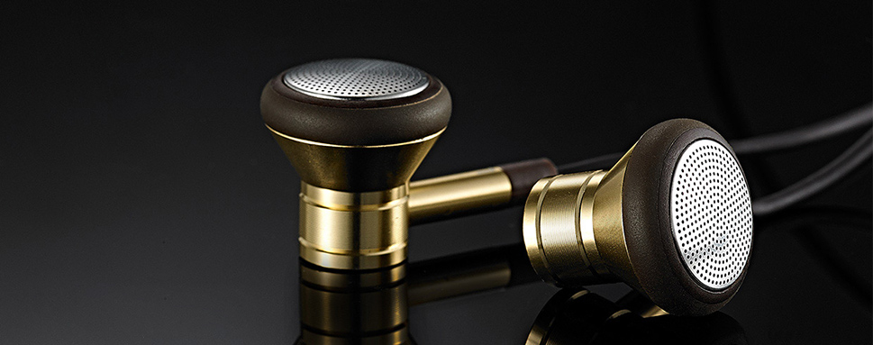 наушники в золотом корпусе